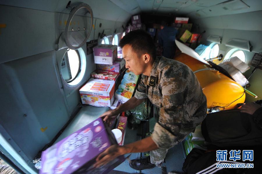  8月5日，在魯?shù)榭h龍頭山鎮(zhèn)，部隊官兵從直升機上卸載救災物資。