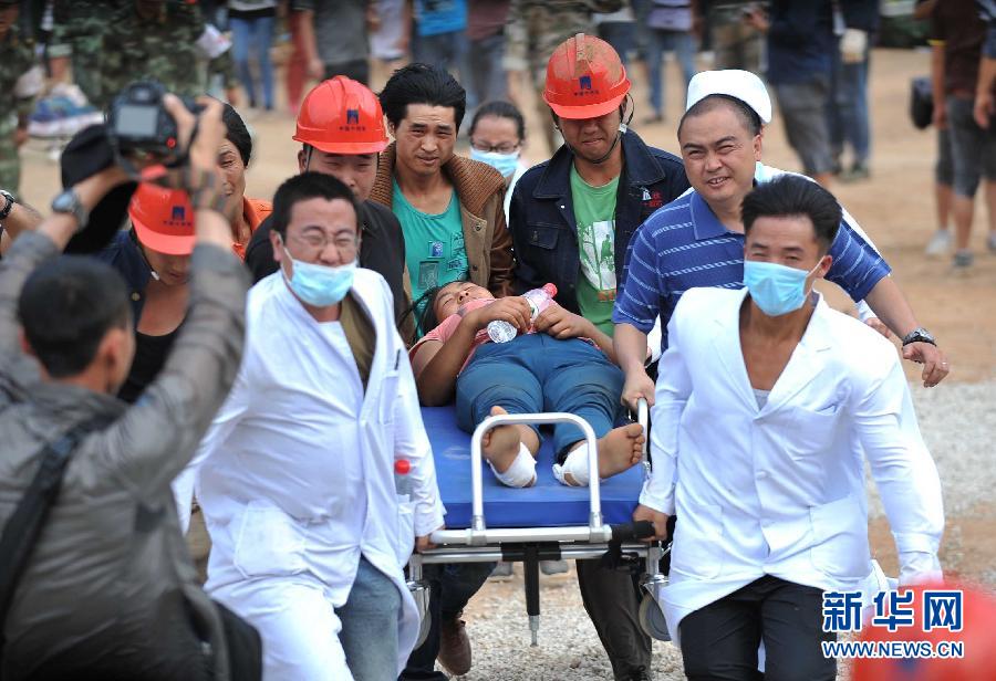 8月5日，在魯?shù)榭h龍頭山鎮(zhèn)，醫(yī)護人員準備將傷員轉運到直升機。