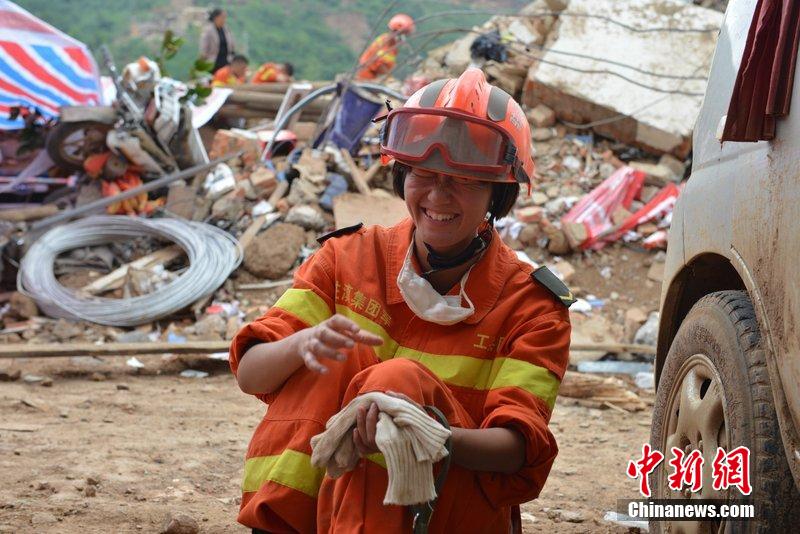 2014年8月5日，女兵在云南魯?shù)辇堫^山鎮(zhèn)廢墟中搜救被困者。