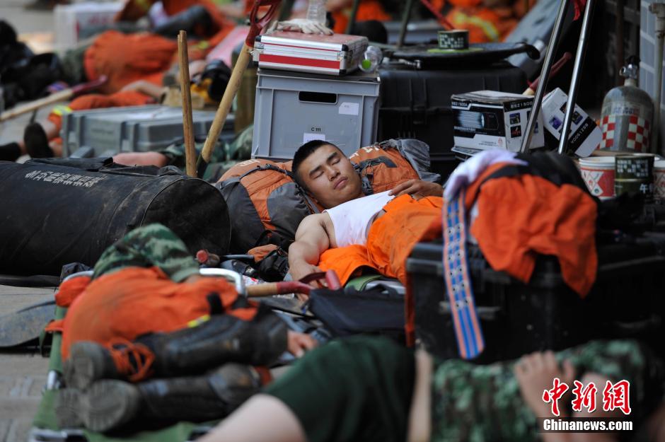 8月6日，龍頭山鎮(zhèn)，疲倦的救援官兵席地而眠。