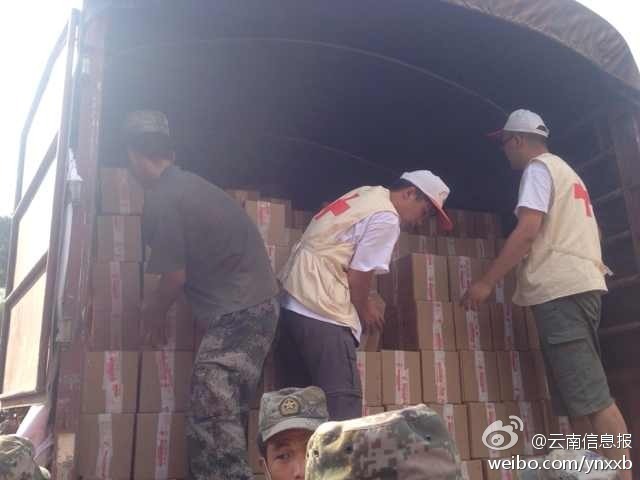 第14集團軍官兵協(xié)助阿迪力將1100余箱切糕從貨車上卸下。