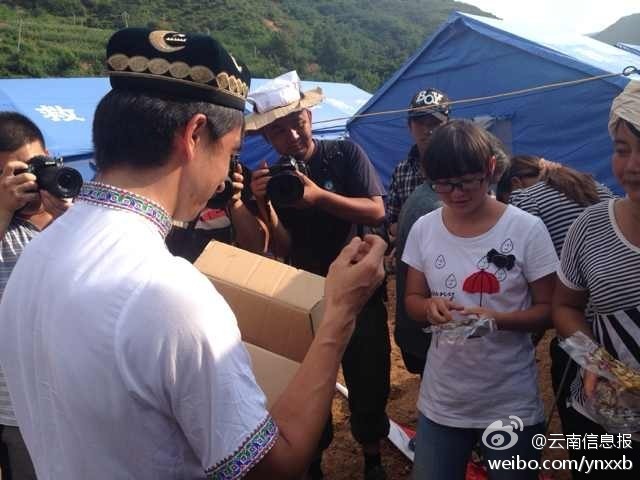 “切糕王子”阿迪力帶著重達5噸、價值50萬元的切糕于7日下午抵達魯?shù)榈卣鹫鹬旋堫^山鎮(zhèn)。