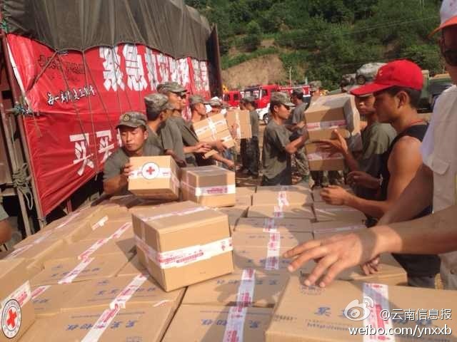 第14集團軍官兵協(xié)助阿迪力將1100余箱切糕從貨車上卸下。