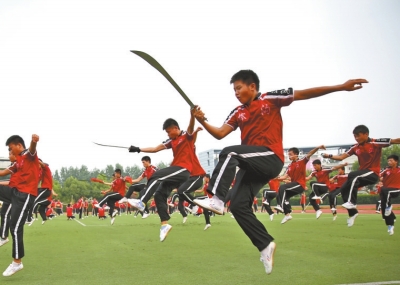 7月1日學員乘坐20多輛大巴奔赴南京適應場地和排練節(jié)目,每天武術基本功訓練必不可少。
