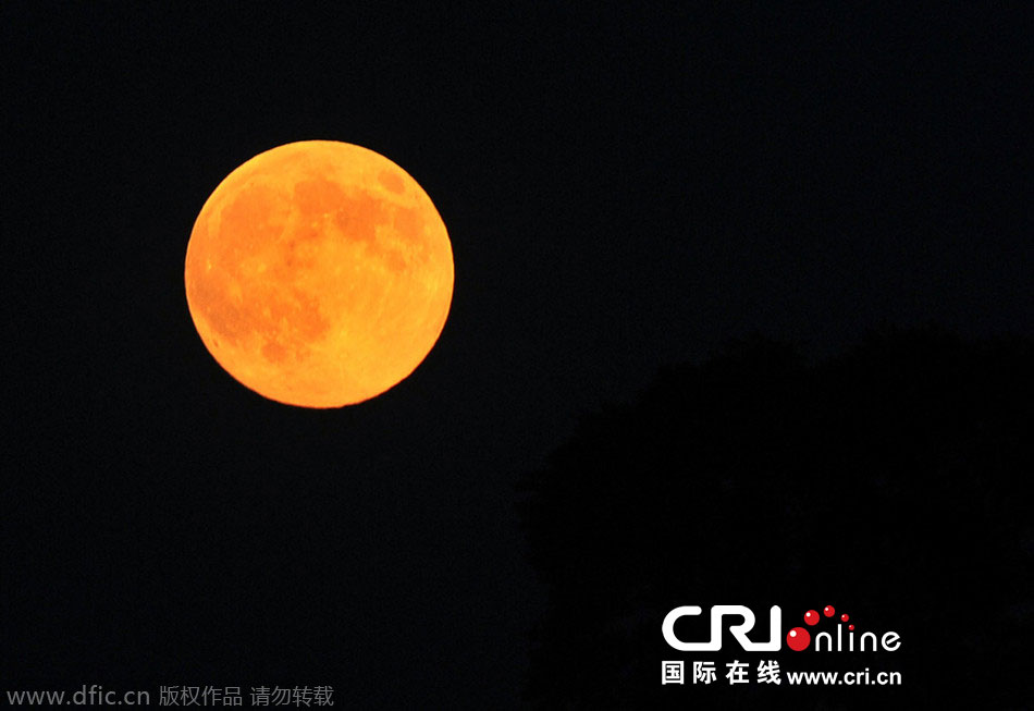 8月10日晚，一輪金燦燦的大月亮在遼寧省大連市東方升起。圖片來源：劉德斌/東方IC