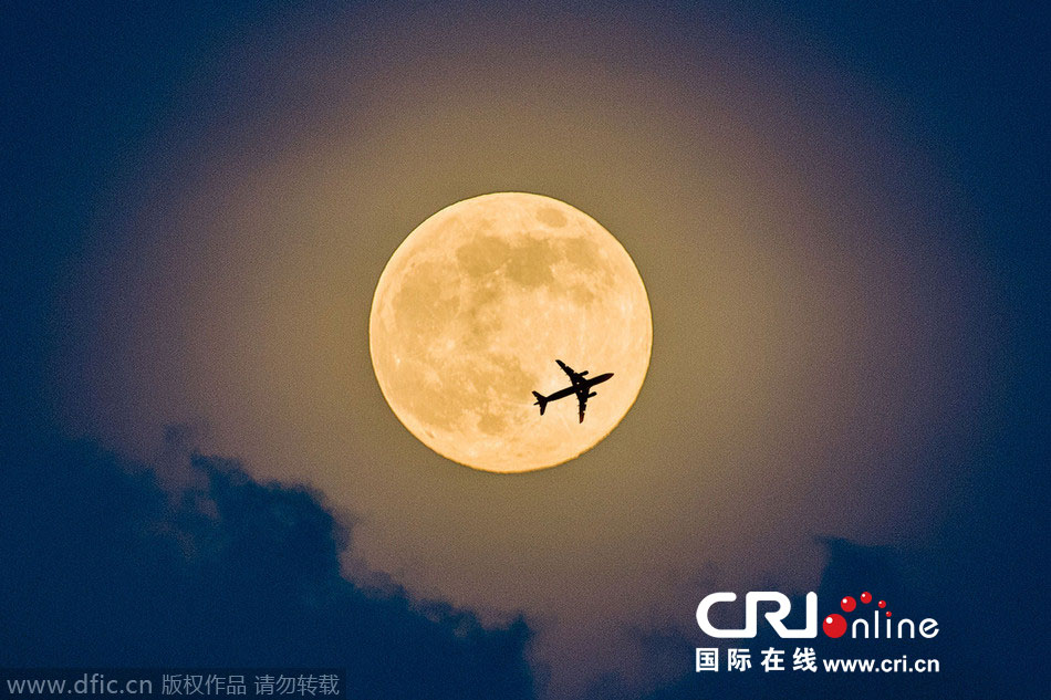 8月10日，19點15分，深圳上空的超級月亮。圖片來源：鄧飛/東方IC