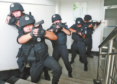 進(jìn)入樓道后，特警開始地毯式搜索。