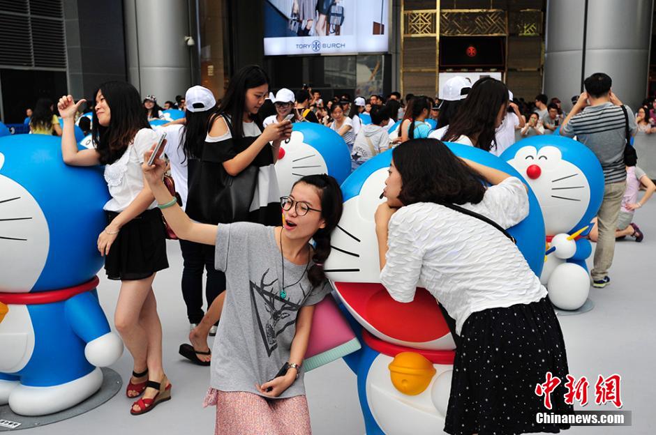 圖為成都民眾與哆啦A夢合影留念。