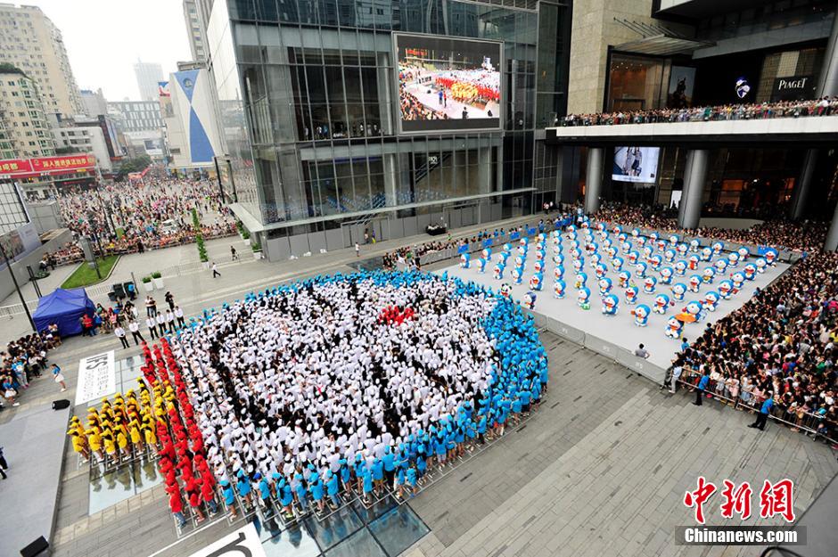 圖為來自全國各地的1293名粉絲共同完成史上最大的哆啦A夢拼圖。