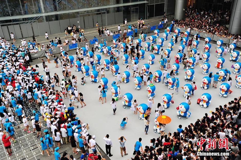 圖為成都民眾狂熱追捧哆啦A夢。