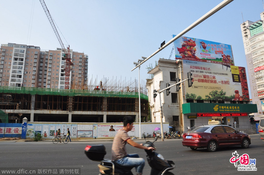 營業(yè)網(wǎng)點周圍也都在開發(fā)建設,唯有這座三層小樓極為扎眼。