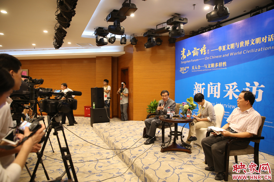 嵩山論壇新聞采訪現(xiàn)場。