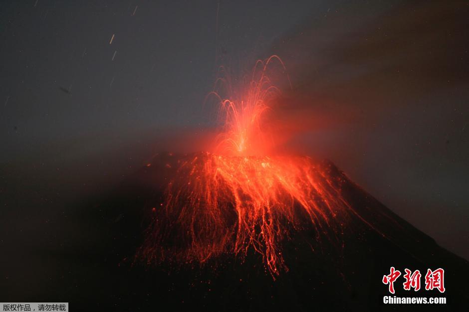 當(dāng)?shù)貢r(shí)間8月24日，厄瓜多爾通古拉瓦火山噴發(fā)，熔巖噴出宛如末世。
