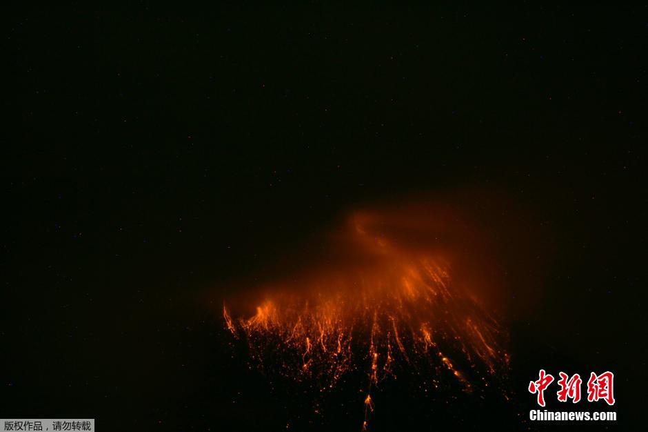 當(dāng)?shù)貢r(shí)間8月24日，厄瓜多爾通古拉瓦火山噴發(fā)，熔巖噴出宛如末世。