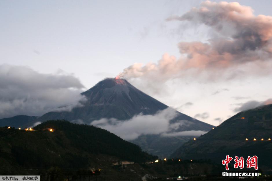 當(dāng)?shù)貢r(shí)間8月24日，厄瓜多爾通古拉瓦火山噴發(fā)，熔巖噴出宛如末世。