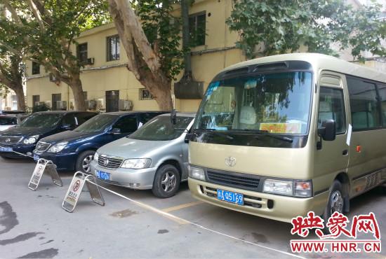 管城區(qū)委院內已經被封存公車在停車場停放。