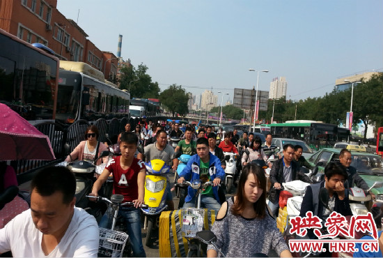 在一些易堵路段車輛仍然“寸步難行”。
