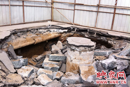 此次路面塌陷的直徑約為3米，深度有2米左右，坑內(nèi)布滿了碎石，路面下方20厘米左右。