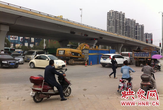 此次塌陷位于鄭州市西三環(huán)與中原路交叉口東側(cè)路西，對交通影響明顯。
