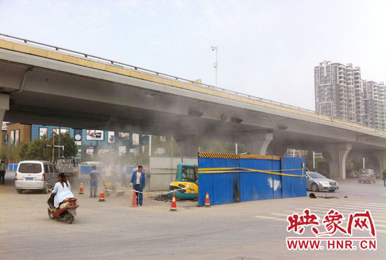 施工單位對塌陷處進(jìn)行路面切割，造成路面塵土飛揚(yáng)。