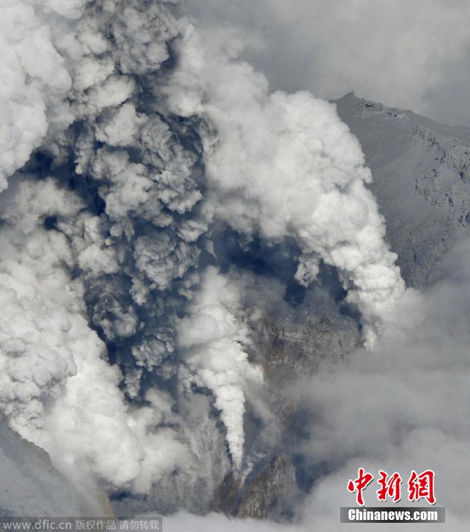 當(dāng)?shù)貢r間2014年9月27日，日本中部御岳山發(fā)生噴發(fā)，或已造成數(shù)人受傷。
