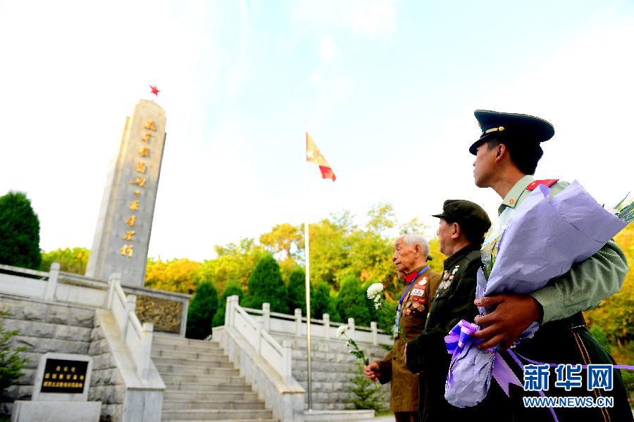 9月29日，在遼寧丹東抗美援朝烈士陵園，來自全國(guó)各地的革命老戰(zhàn)士及家屬向抗美援朝烈士紀(jì)念碑獻(xiàn)花。