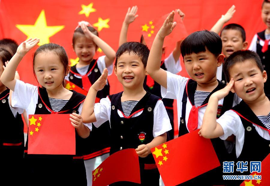  9月28日，安徽淮南市直機(jī)關(guān)幼兒園的小朋友在國(guó)旗前唱《國(guó)歌》，慶祝祖國(guó)65周歲生日。