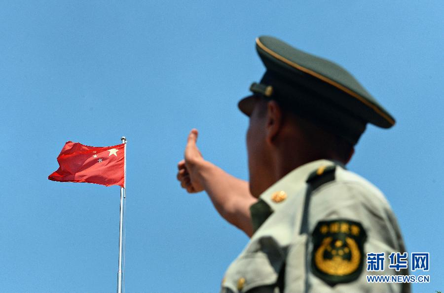  9月25日，武警浙江嘉興消防官兵為祖國(guó)“點(diǎn)贊”。