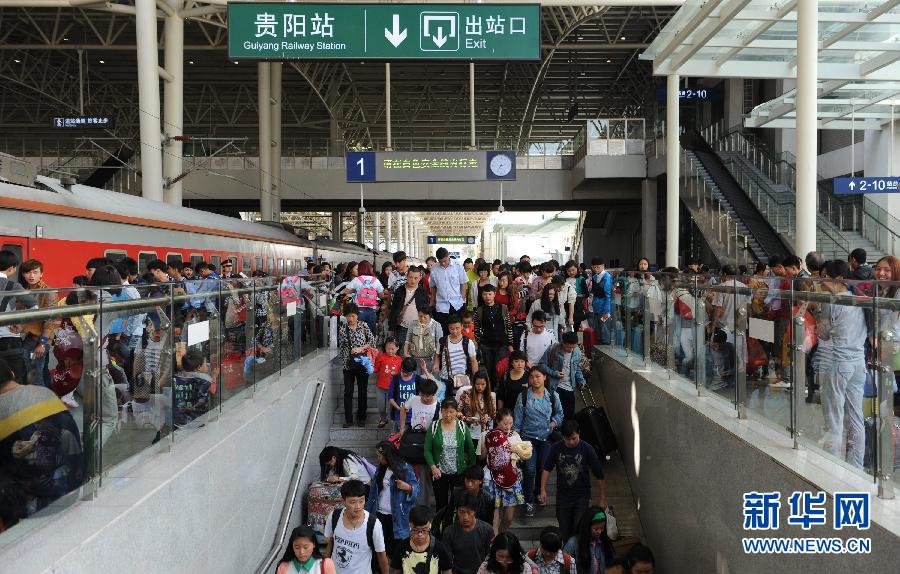 10月6日，抵達貴陽火車站的旅客準(zhǔn)備出站。