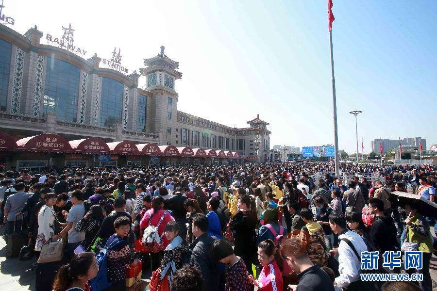  10月6日，在北京火車站，人們排隊進站。