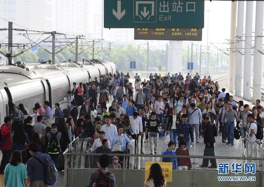 10月6日，無錫火車站站臺上人頭攢動。