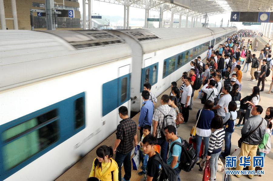 10月6日，在安徽銅陵火車站，大批旅客在站臺上等候乘車。