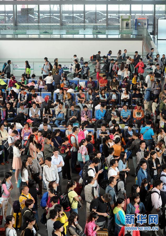 10月6日，旅客在蘇州火車站候車大廳等候乘車。