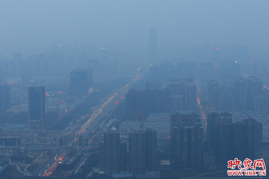 18：07鄭州被霧霾包裹著，不遠(yuǎn)處的建筑隱約可見。