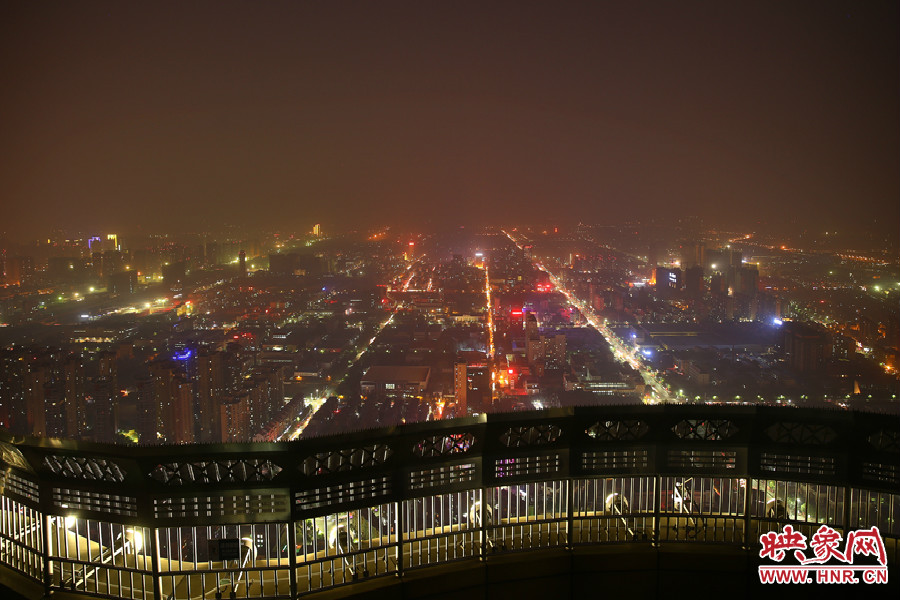 18：40鄭州沉浸在一片霧霾中，都市的燈光霧蒙蒙的，夜空看不到月亮的蹤跡。