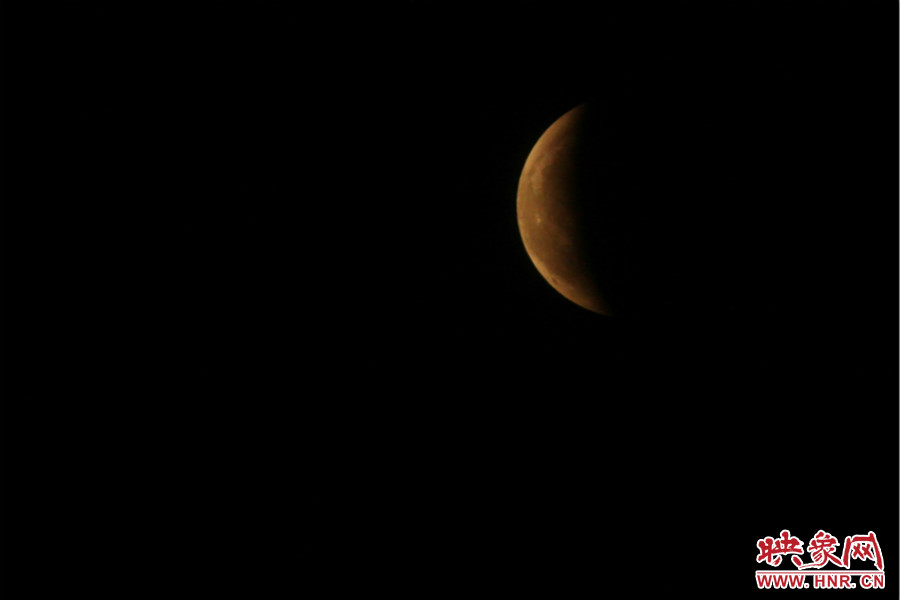 19：47夜風(fēng)吹散了霧霾，月亮漸露芳容。
