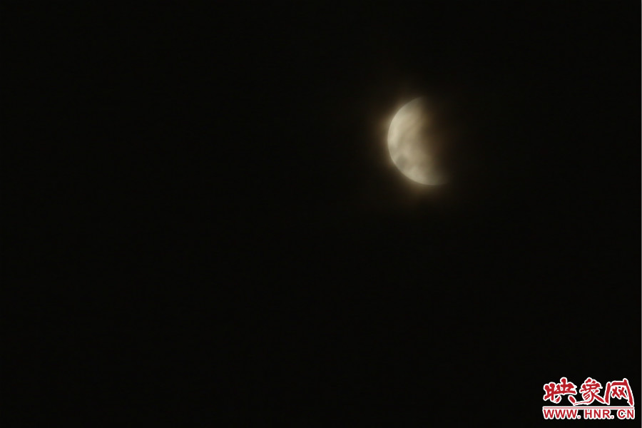 20：02月亮在云層中忽隱忽現(xiàn)。