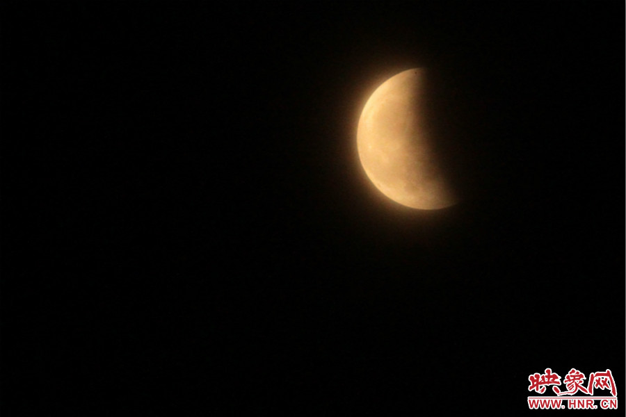 20：06月亮還泛著淡淡的紅色。
