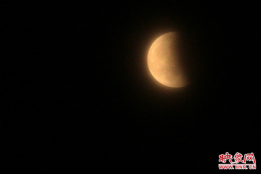 20：11夜空依然能見度很低，月亮看起來總是霧蒙蒙的。