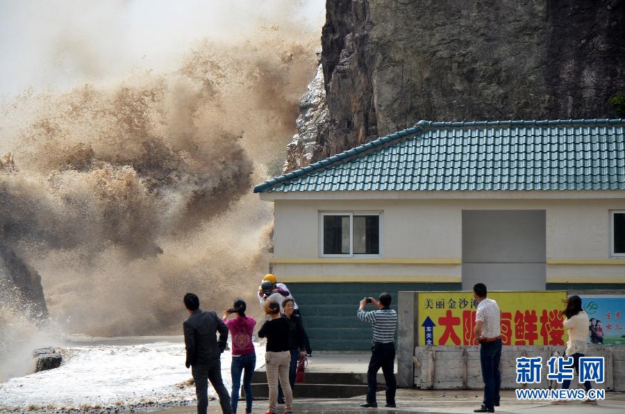 10月12日，浙江省溫嶺市石塘鎮(zhèn)海域出現(xiàn)大浪。