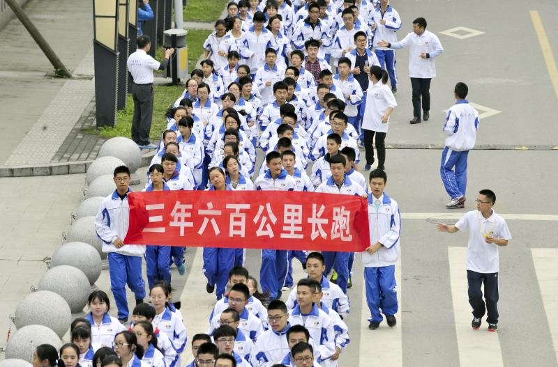 10月14日，成都七中萬達(dá)學(xué)校實行三年跑六百公里才能畢業(yè)，現(xiàn)場學(xué)生開始長跑。