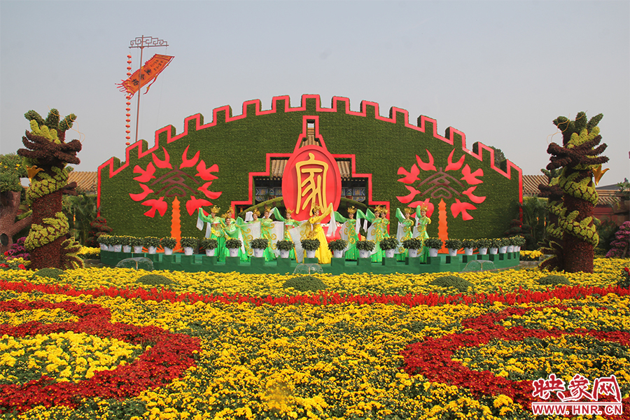 龍亭公園內(nèi)大型菊花景觀。