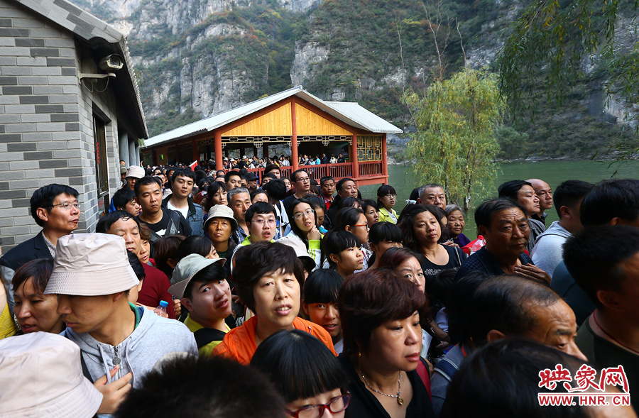 等待上船的碼頭上，游人擁擠不動