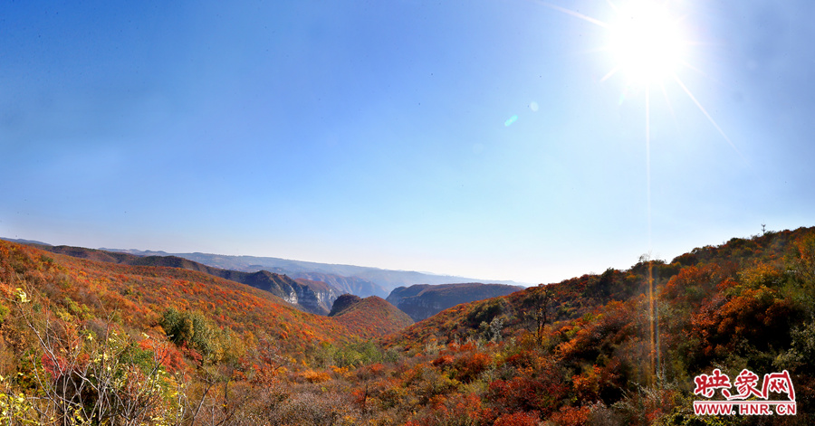 山頂遠(yuǎn)眺，紅葉已經(jīng)綻放出絢麗的色彩