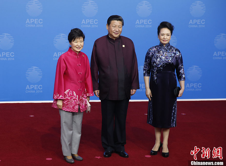 圖為習(xí)近平夫婦歡迎韓國(guó)總統(tǒng)樸槿惠。中新社發(fā) 杜洋 攝