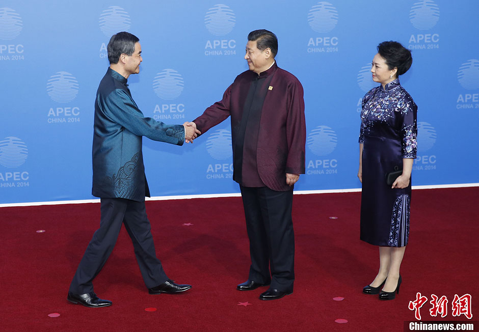 圖為習(xí)近平夫婦歡迎中國(guó)香港特別行政區(qū)行政長(zhǎng)官梁振英。中新社發(fā) 杜洋 攝