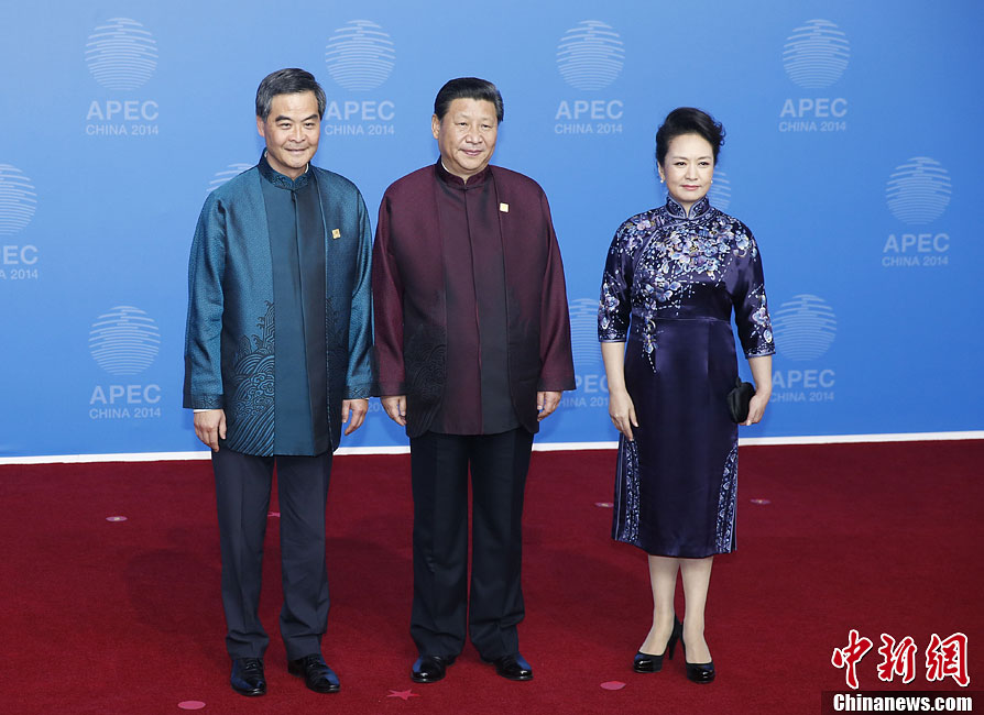 圖為習(xí)近平夫婦歡迎中國(guó)香港特別行政區(qū)行政長(zhǎng)官梁振英。中新社發(fā) 杜洋 攝
