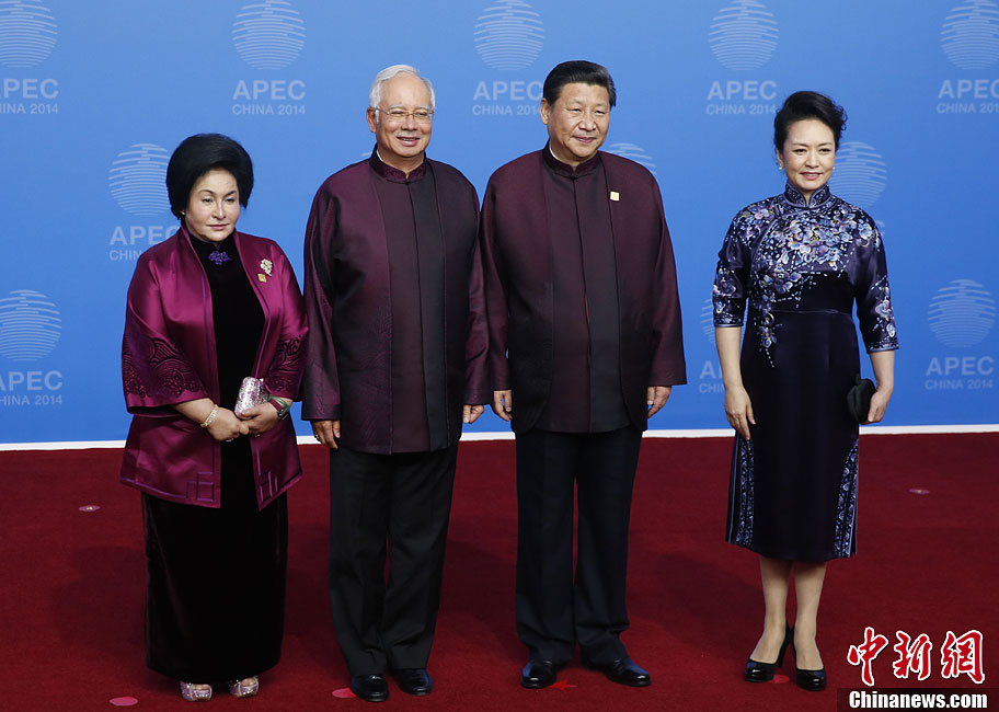 圖為習(xí)近平夫婦歡迎馬來西亞總理納吉布夫婦。中新社發(fā) 杜洋 攝