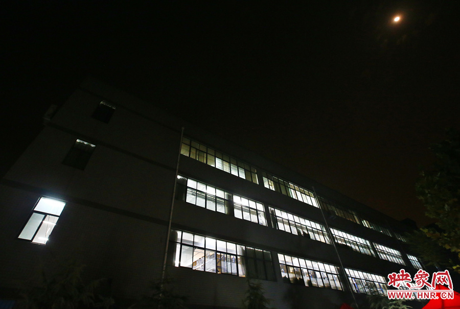 夜已深，燈火通明的大廳內(nèi)卻熱火朝天