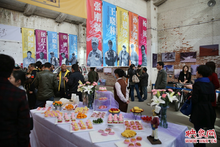 影展現(xiàn)場介紹河南籍賽車的手條幅掛滿展室。